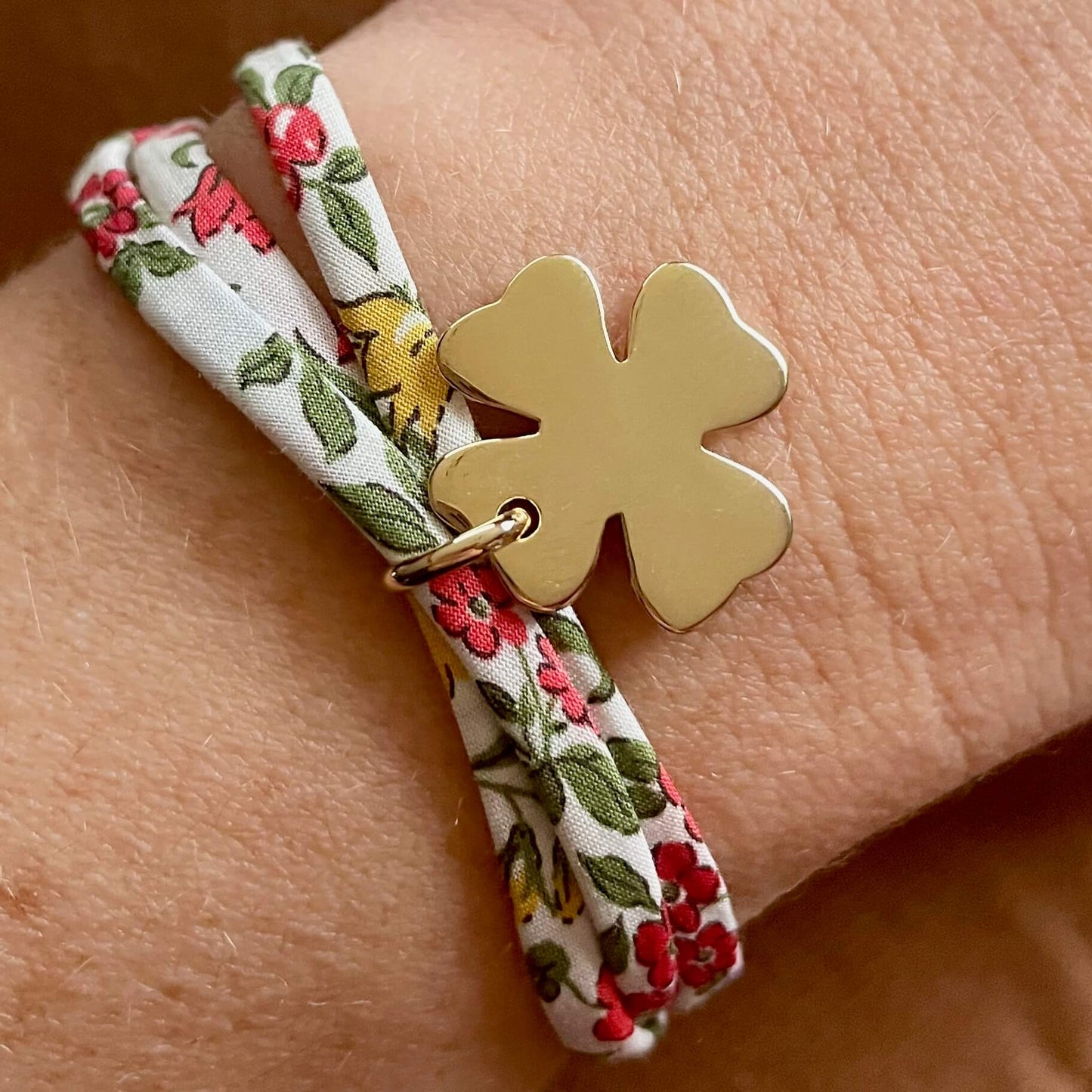 Personalized Liberty bracelet with 3 turns and Domed Clover